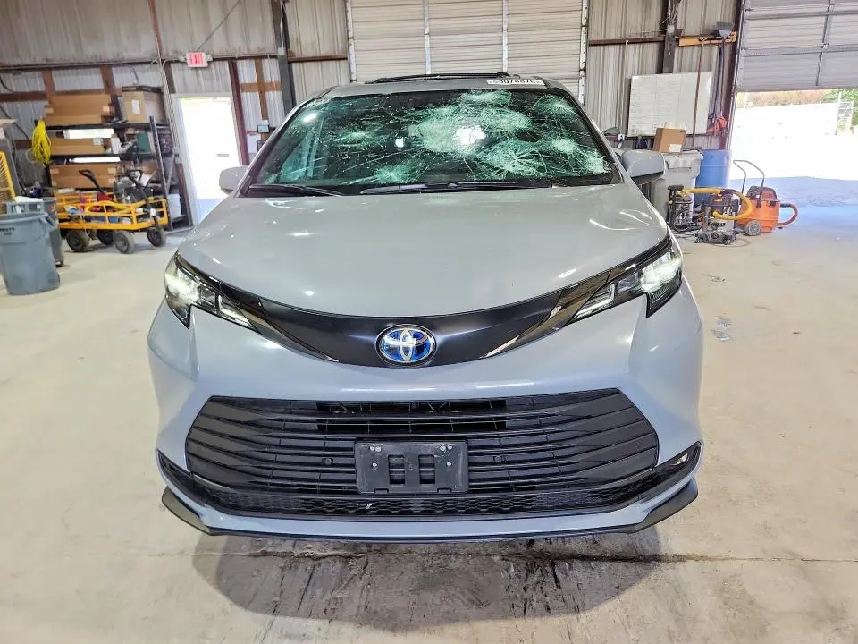 2024 TOYOTA SIENNA WOODLAND EDITION  