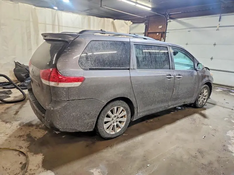 2013 TOYOTA SIENNA XLE  