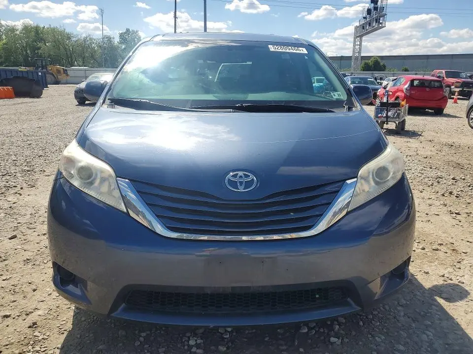 2017 TOYOTA SIENNA LE  