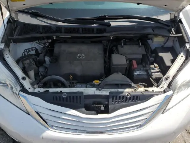 2016 TOYOTA SIENNA LE  