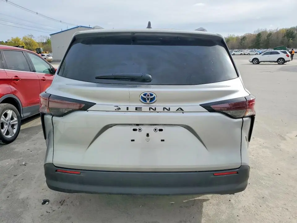 2024 TOYOTA SIENNA LE  