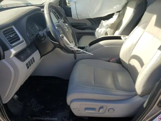 2019 TOYOTA HIGHLANDER SE  