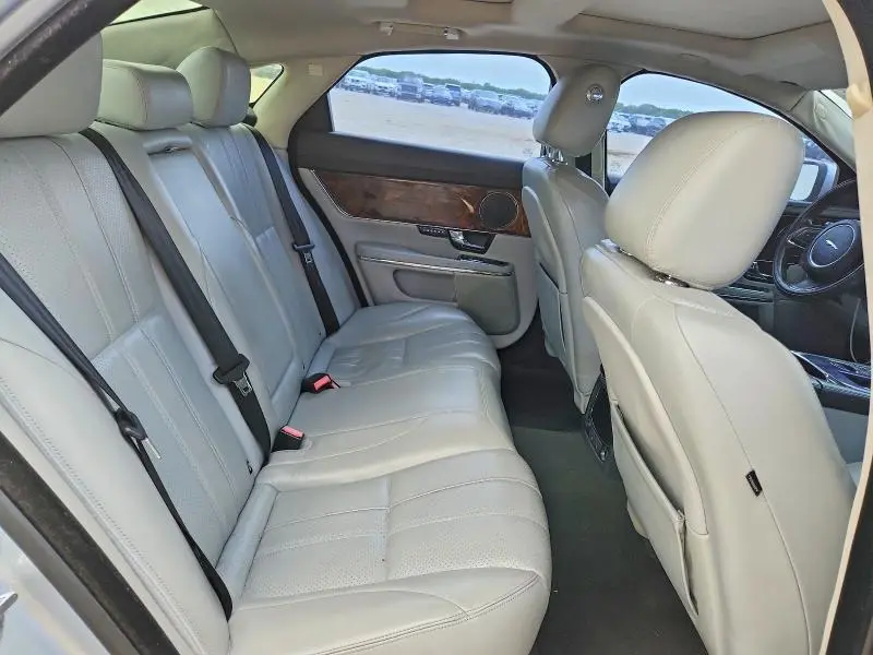 2011 JAGUAR XJ   