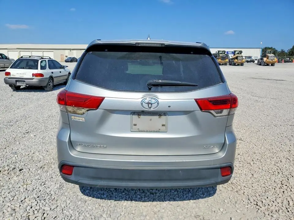 2017 TOYOTA HIGHLANDER SE  