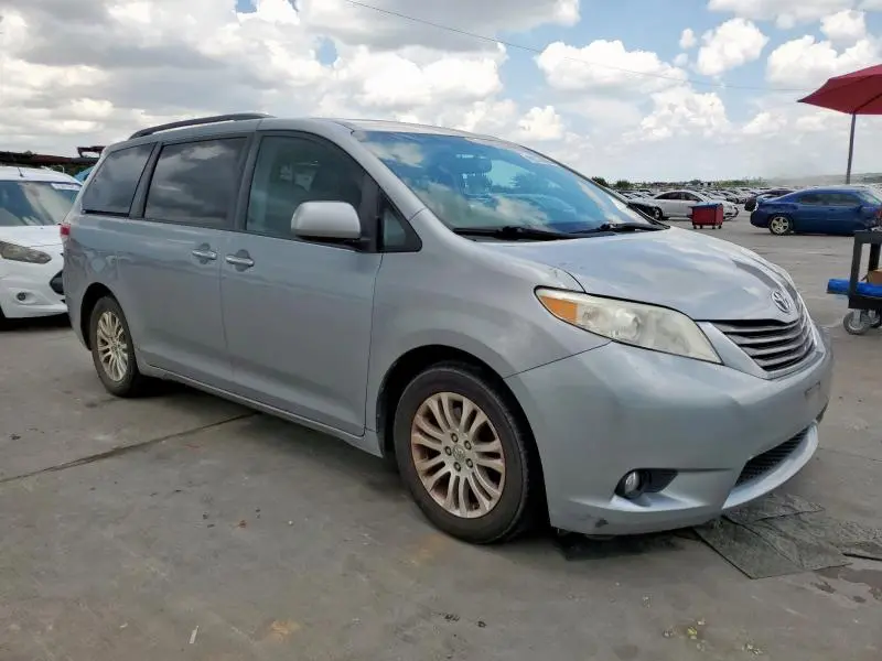 2011 TOYOTA SIENNA XLE  