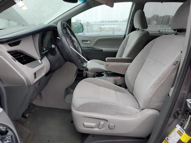 2017 TOYOTA SIENNA LE  