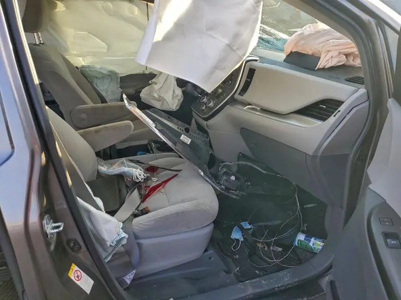 2018 TOYOTA SIENNA LE  