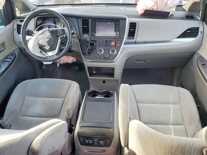 2018 TOYOTA SIENNA LE  
