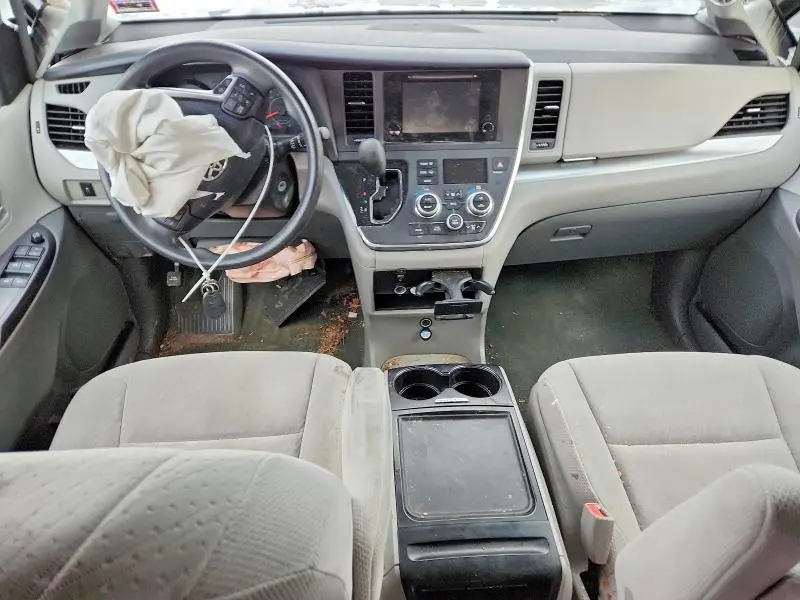 2017 TOYOTA SIENNA LE  