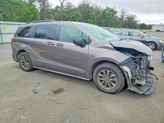 2021 TOYOTA SIENNA LE  
