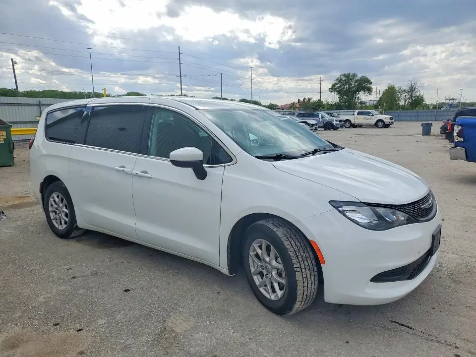 2023 CHRYSLER VOYAGER LX  