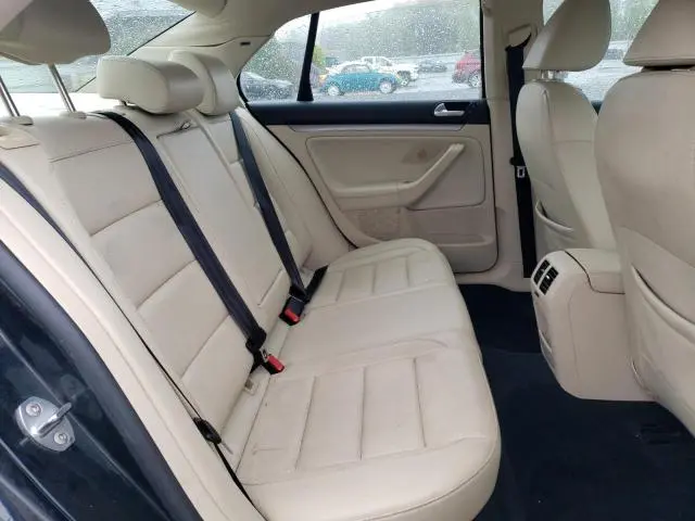 2010 VOLKSWAGEN JETTA SE  