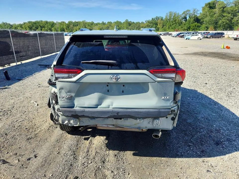 2021 TOYOTA RAV4 XLE  