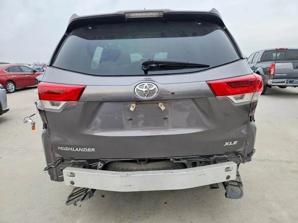 2017 TOYOTA HIGHLANDER SE  