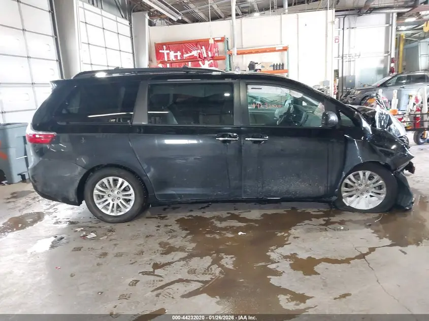2015 TOYOTA SIENNA XLE 8 PASSENGER