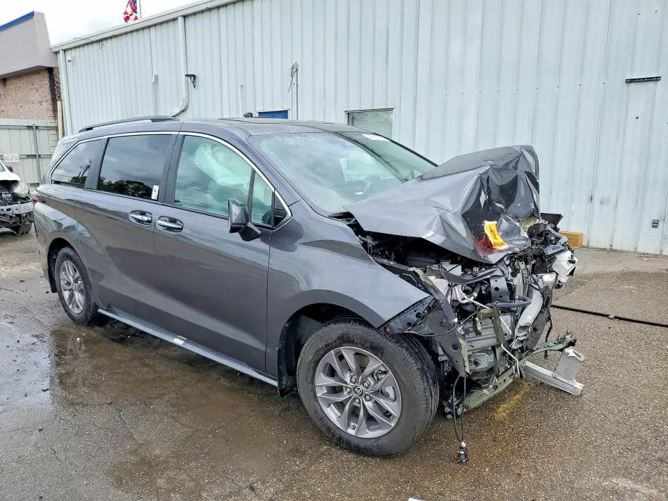 2025 TOYOTA SIENNA XLE 8-PASSENGER  