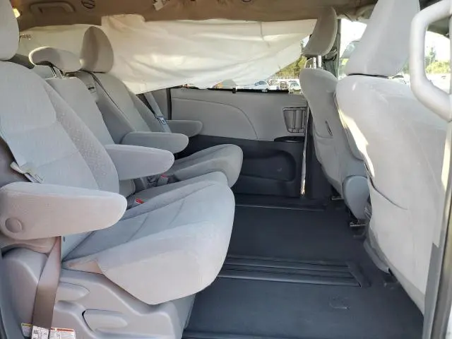 2019 TOYOTA SIENNA LE  