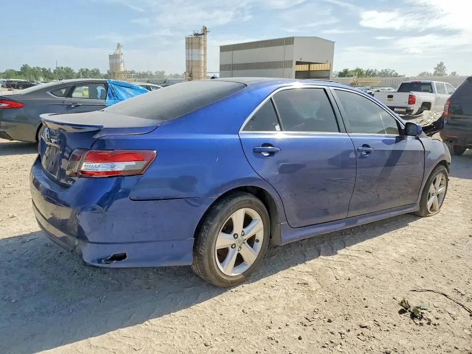 2011 TOYOTA CAMRY SE  