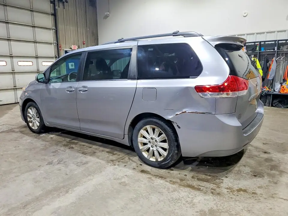 2012 TOYOTA SIENNA LE  