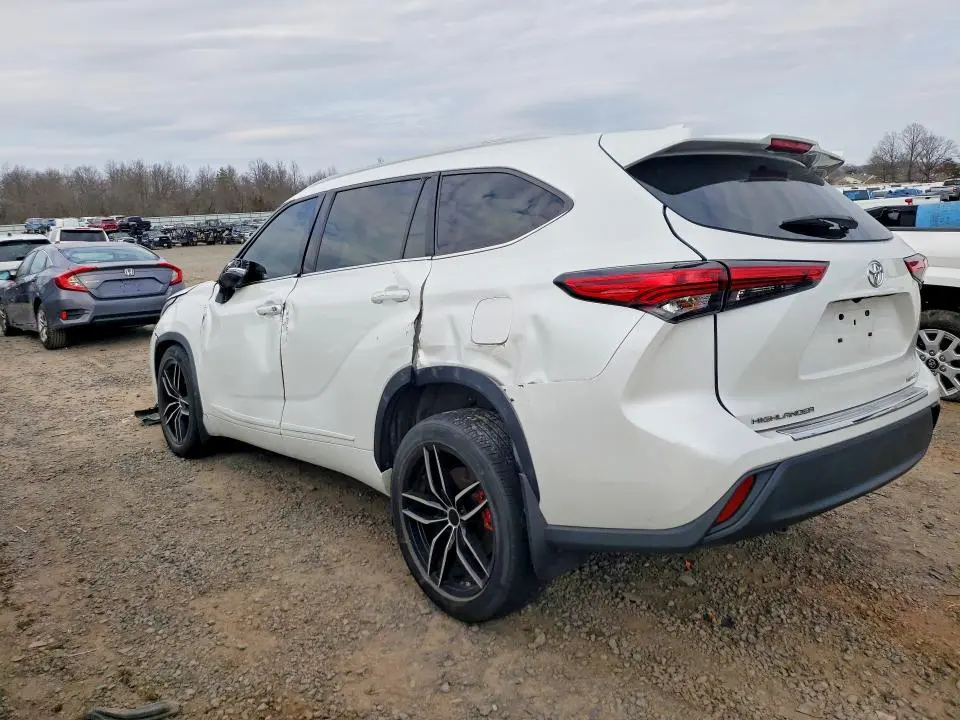 2022 TOYOTA HIGHLANDER XLE  