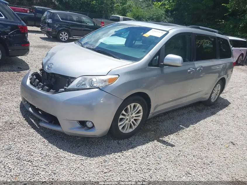 2015 TOYOTA SIENNA XLE 8 PASSENGER
