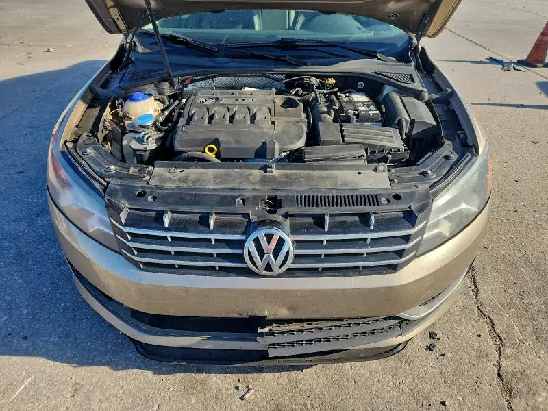 2015 VOLKSWAGEN PASSAT SE  