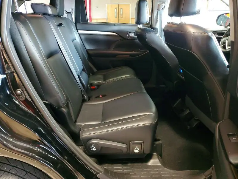 2017 TOYOTA HIGHLANDER SE  