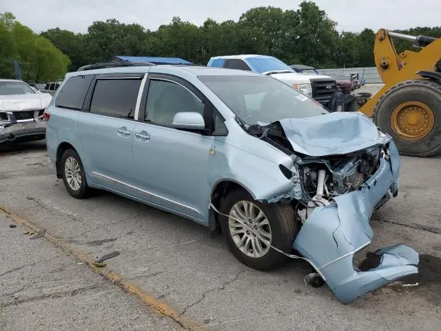 2017 TOYOTA SIENNA XLE  
