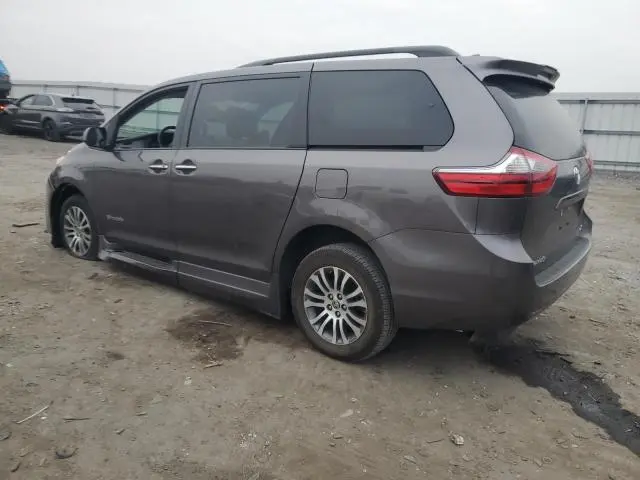 2020 TOYOTA SIENNA XLE  
