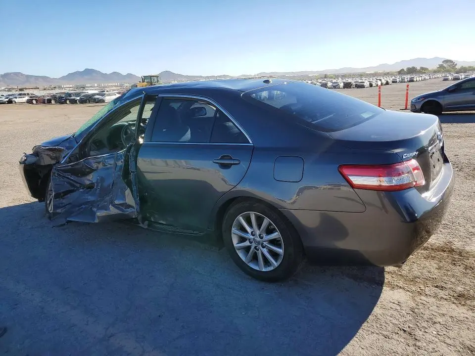 2011 TOYOTA CAMRY XLE V6  