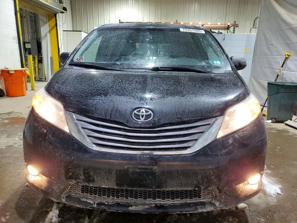 2017 TOYOTA SIENNA XLE  