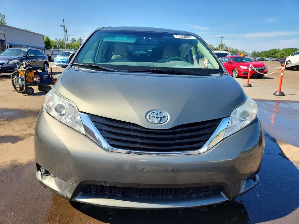 2012 TOYOTA SIENNA LE  