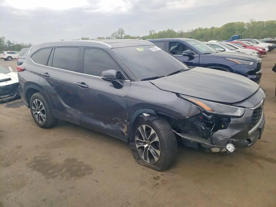 2022 TOYOTA HIGHLANDER XLE  