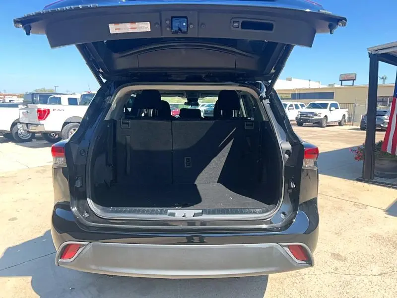 2023 TOYOTA HIGHLANDER LE  