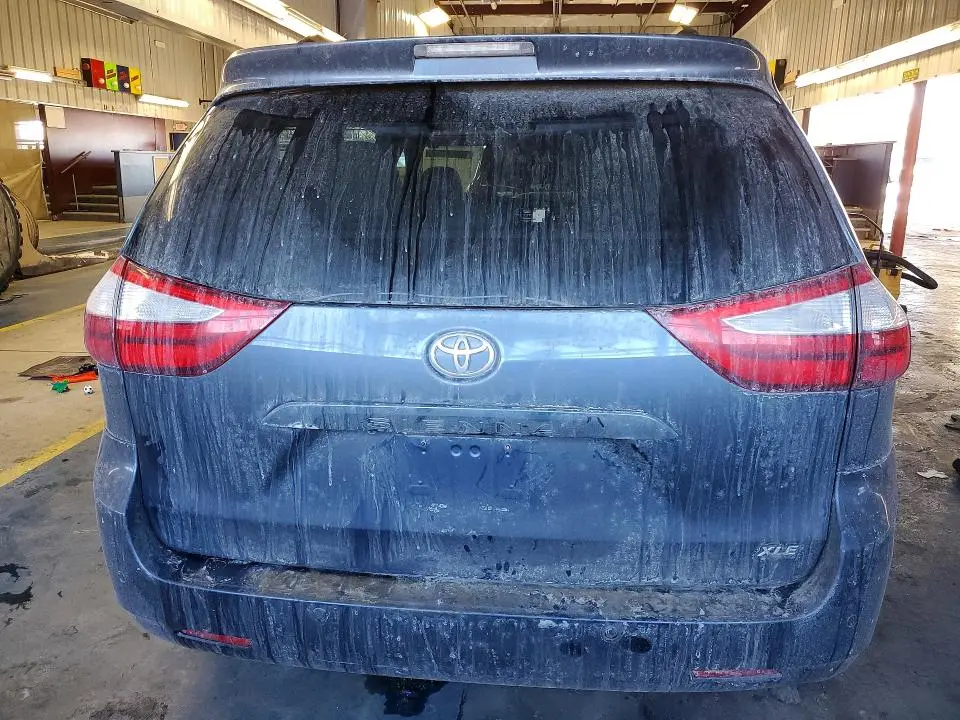 2016 TOYOTA SIENNA XLE  