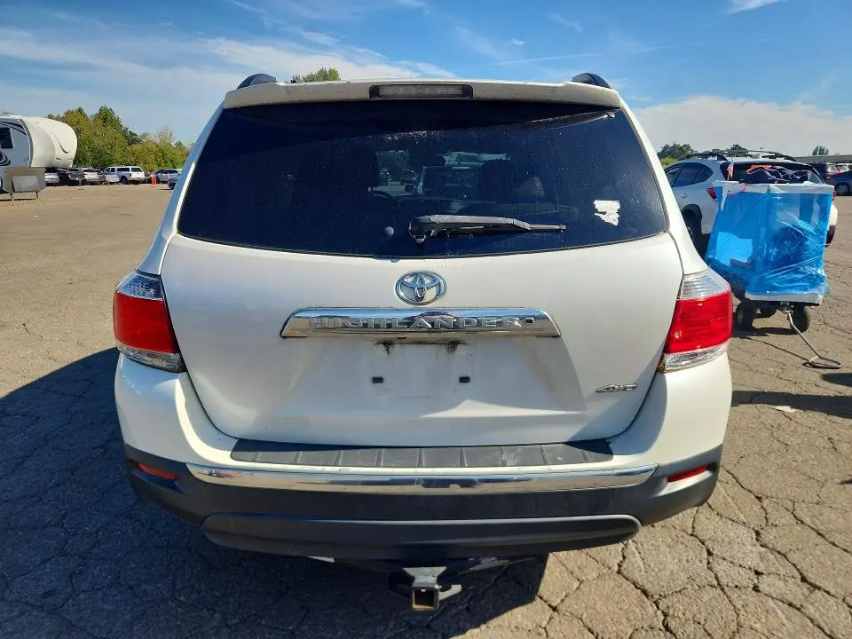 2011 TOYOTA HIGHLANDER SE  
