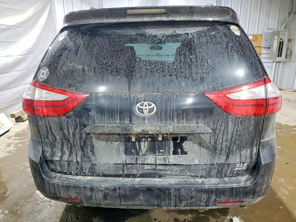 2017 TOYOTA SIENNA XLE  