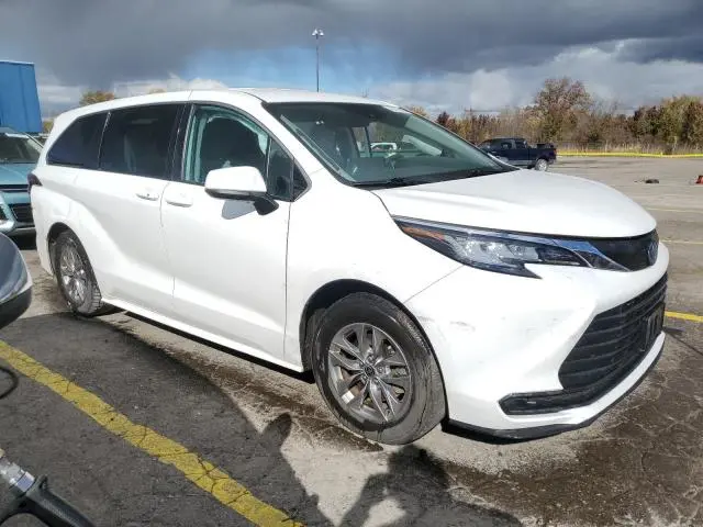 2022 TOYOTA SIENNA LE  