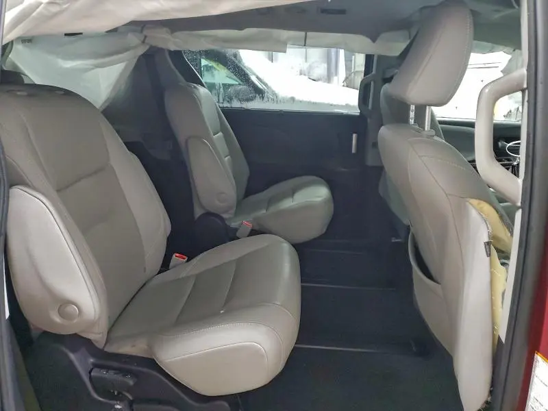 2020 TOYOTA SIENNA XLE  