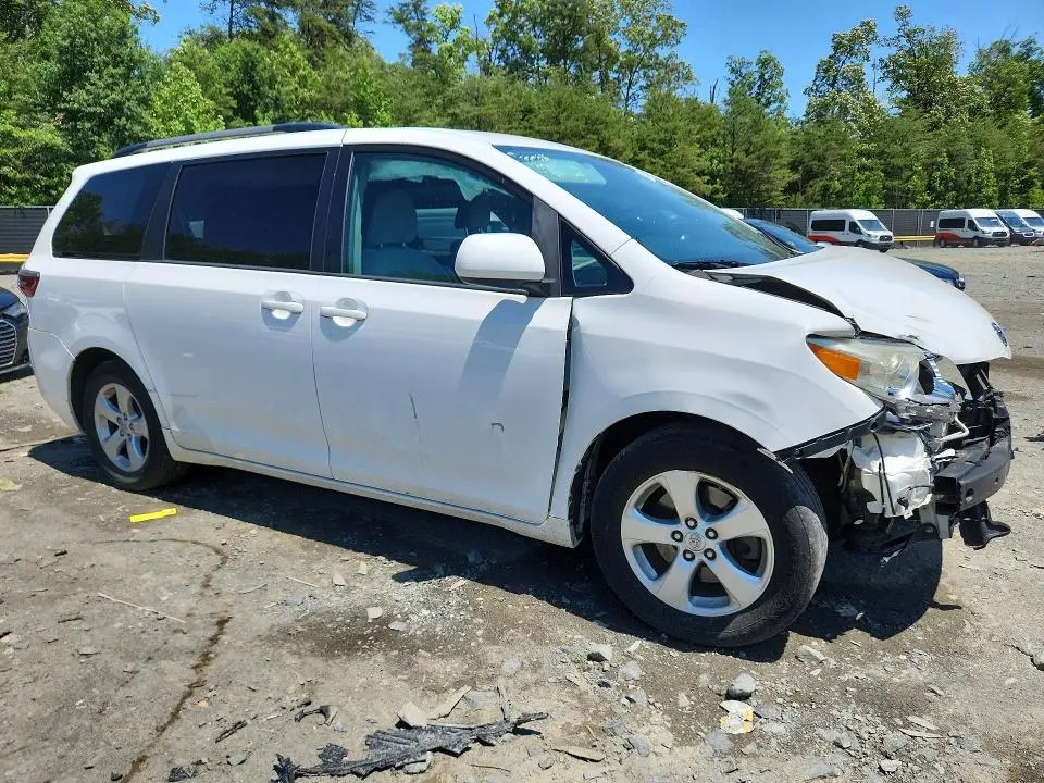 2017 TOYOTA SIENNA LE  