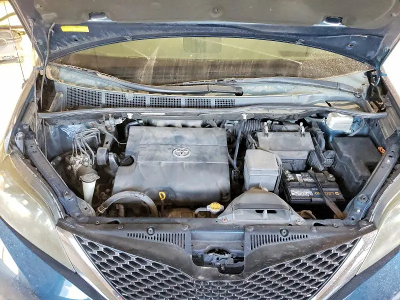 2011 TOYOTA SIENNA SE 8-PASSENGER  