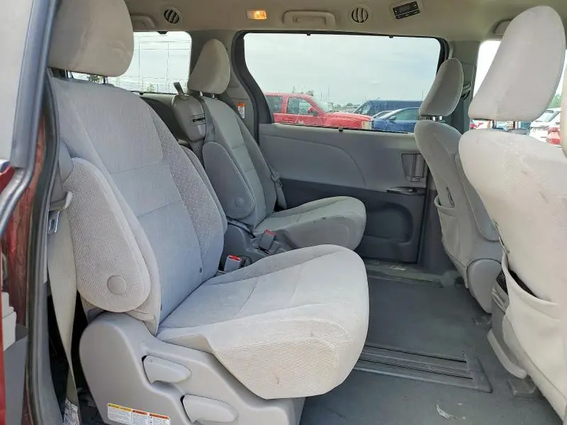 2019 TOYOTA SIENNA LE  
