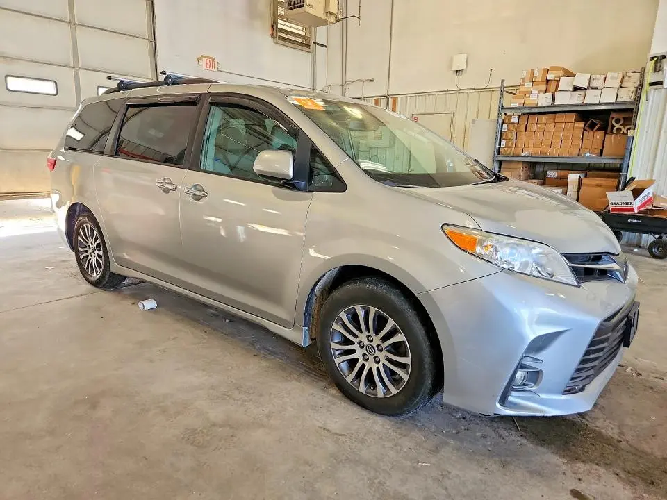 2020 TOYOTA SIENNA XLE 8-PASSENGER  