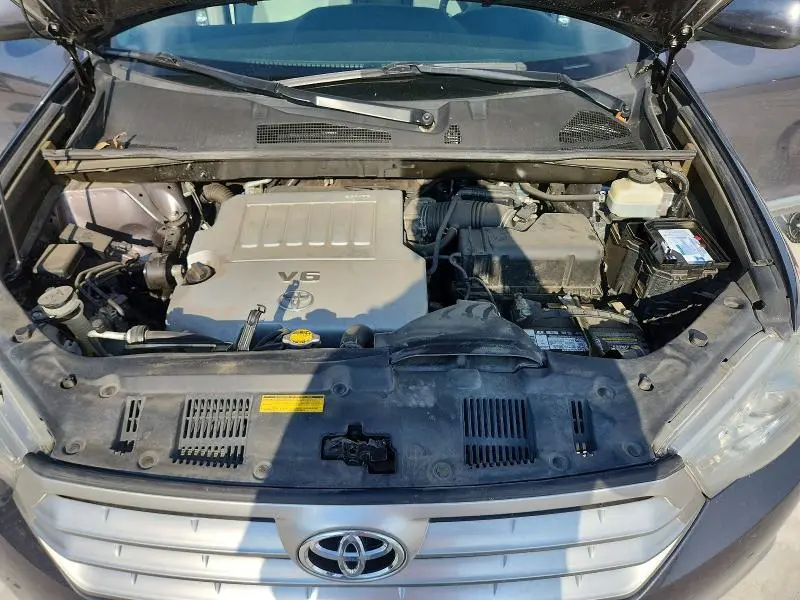 2012 TOYOTA HIGHLANDER SE  