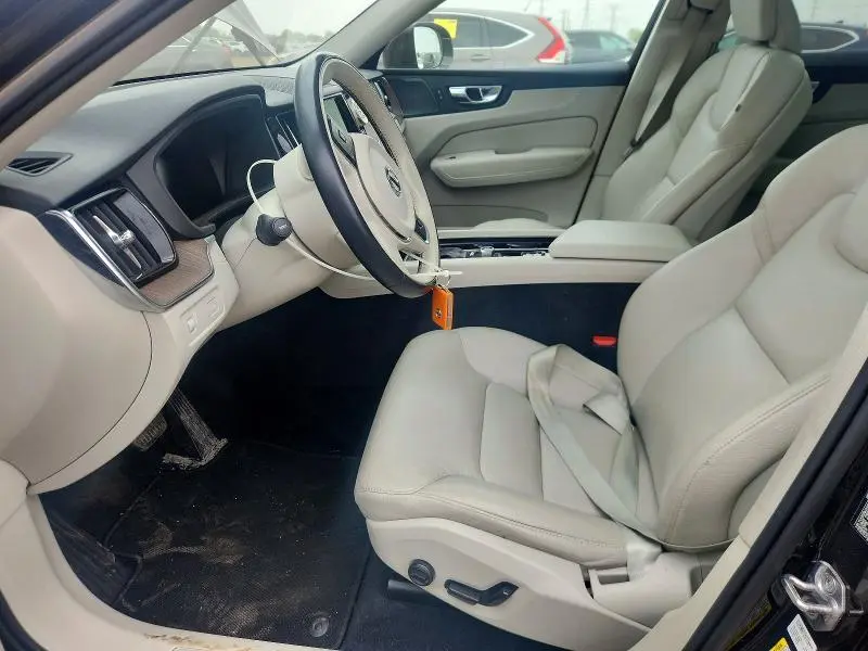 2021 VOLVO XC60 T5 MOMENTUM  