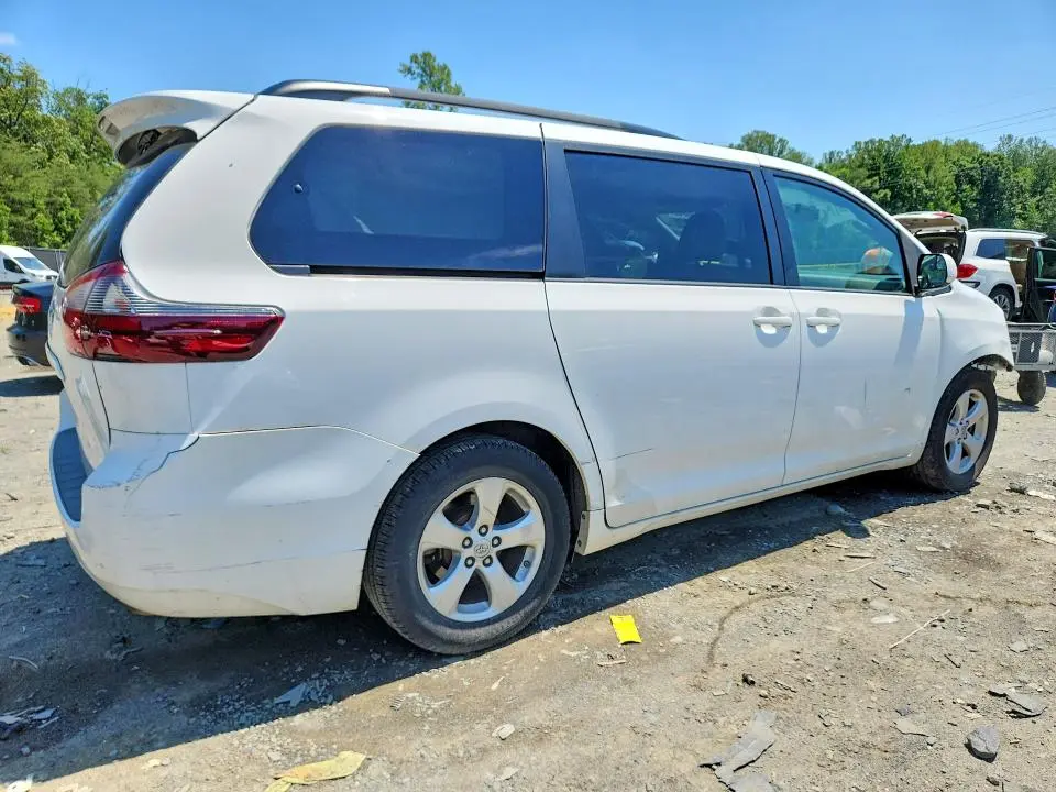 2017 TOYOTA SIENNA LE  