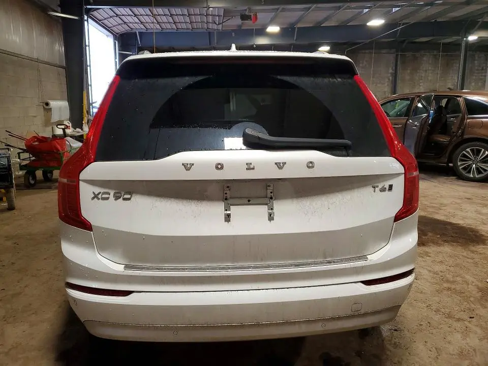 2022 VOLVO XC90 T6 MOMENTUM  