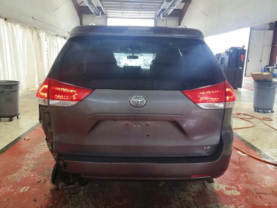 2014 TOYOTA SIENNA LE 8-PASSENGER  