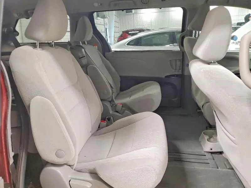 2019 TOYOTA SIENNA LE  