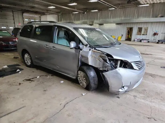 2013 TOYOTA SIENNA XLE  
